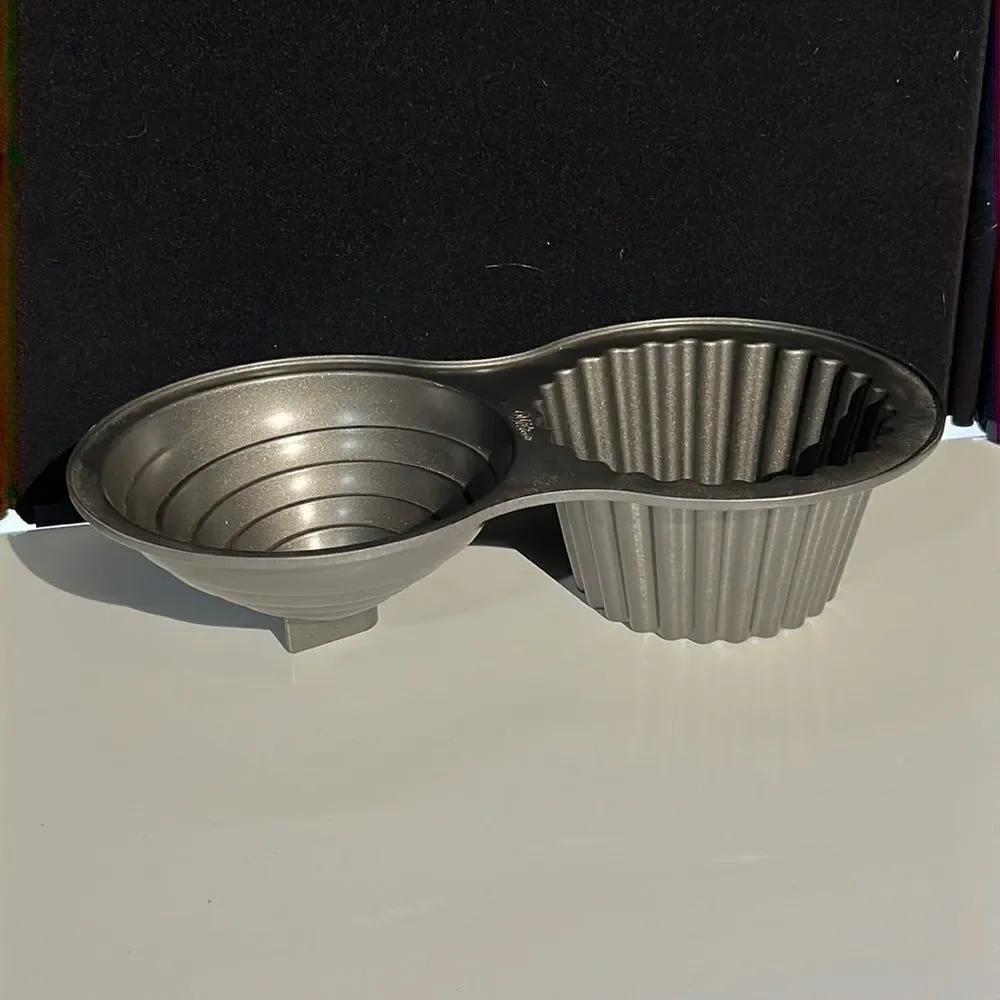 Wilton Jumbo Cupcake Cake Pan